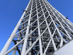 青空にそびえ立つ。次の目的地はこちら。