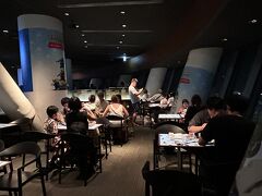 待ちが前に１組だったので、展望カフェに入りました。
席数は窓側のカウンター席、窓側テーブル席、窓側ではないテーブル席。