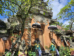 ウブド王宮に入ってみましょ。