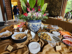 今日はなにかイベントかな。
コーヒーは生ぬるく…時間がたってくるとダメですね。