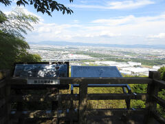 鳥居の横に 展望台があり 
ここから 京都方面が見下ろせるが 
　