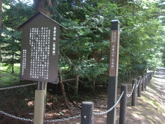 中軽井沢の別荘地をしばらく歩くと「長倉の牧」牧堤跡
平安時代初期に、佐久地方に設定された3つの官営の牧、望月の牧、塩野の牧、長倉の牧の一つとされ、現在の中軽井沢を中心に中心に大規模な牧場があったとされる。
朝廷に貢馬が出されたり、駅馬などに役立てられたよう。
水はけが良すぎる火山灰土で、畑に出来ず、放牧地にしかならなかったのであろう。