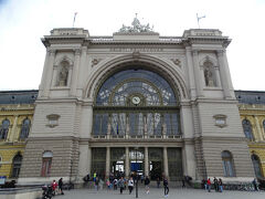 10:45にケレティ駅へ到着。2012年の年末、この駅からウィーンへと向かったことを鮮明に思い出した。
　https://4travel.jp/travelogue/11580469#:~:text=%E3%83%96%E3%83%80%E3%83%9A%E3%82%B9%E3%83%88%E6%9D%B1%E9%A7%85%E3%80%82%E8%A5%BF%E9%A7%85%E3%82%88%E3%82%8A%E3%82%82%E8%B1%AA%E8%8F%AF%E3%81%AA%E5%A4%96%E8%A6%B3%E3%81%AE%E9%A7%85%E8%88%8E%E3%80%82
