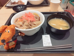 第三ターミナルには松屋があります。（第二ターミナルには吉野家）
モバイルオーダー非対応のため、券売機でチケット購入です。

出国前の夕ご飯はいつもの松屋の牛めし。