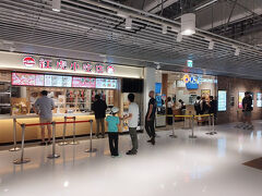 フードコートにはたくさんのお店が出店。