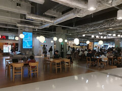 時間があるので成田空港第三ターミナルまで循環バスで移動。
第三ターミナルはやっぱり天井むき出し。
