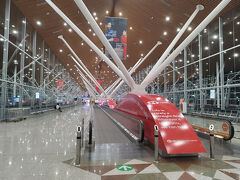 クアラルンプール国際空港　C2ゲート到着
デンパサール便はC37のため同じターミナル内を移動。
（今年はエアロトレインの運航が見えました。去年は入ったゴールデンラウンジも見えました・・・）