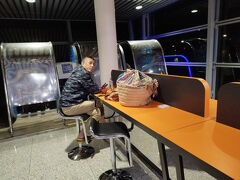 ラウンジに入れないので、充電できるスポットで休憩。