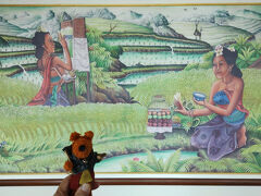 到着は出発遅れを取り戻すことなく、12：05予定が12：24着陸。
今回はＥ－ＶＯＡを取得しているので、まっすぐ自動化ゲートへ。
あっという間に入国審査が終わり、12：48には荷物受け取り場所にいました。
係員不在で、パスポートに押印依頼できず、インドネシア入国の目に見える証拠は残りません。（入国OKのメールは来ました）
荷物がなかなか出ないと思ったら、知らぬ間に流れる場所が変更されていました・・・。（無事スーツケース受領）
税関登録のほかに、サル痘の健康登録も必要と記されていて成田空港でネット登録したものの、健康関連のＱＲコードは見せることはありませんでした。