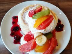 新潟到着後、こちらの喫茶店で知人とお茶をいたしました。
頼んだのはフルーツパンケーキ（1760円）など。
まさに「映え」、「ぼっち　ざ　ろっく」の喜多ちゃんなら写真何枚も撮ってそう…
フルーツたっぷりでうまかったな～