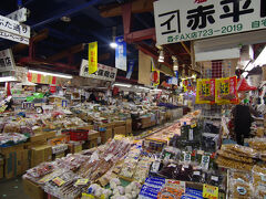 海の幸が食べられたり、購入できる新鮮市場。時間的に食事は終了していました。