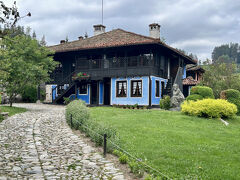 こちらは19世紀初期に建てられたデベリャノフの家。
こちらも外観だけですが、意外とシンプル。