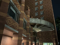 今回は北海道ホテルに2泊、阿寒湖に1泊の予定。
毎回モール泉目当てにここに泊まってしまう。今年の夏は日中は35度とかにもなった帯広だけど、涼しい日の夜は14度とかになって風呂上がりに涼もうと半袖で外を散歩してたら寒かった。