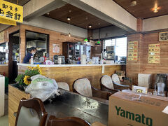 岬のお店でやっているのはここくらいなので、えりも岬観光センターでコーヒーを買う。作り置きはなくて、粉から淹れてくれた。喫茶コーナーの感じがもう昭和からの観光地らしい。昭和生まれとしては古けりゃ何でも昭和といわれるのはたいへん気に入らないが、これはとても昭和（笑）。