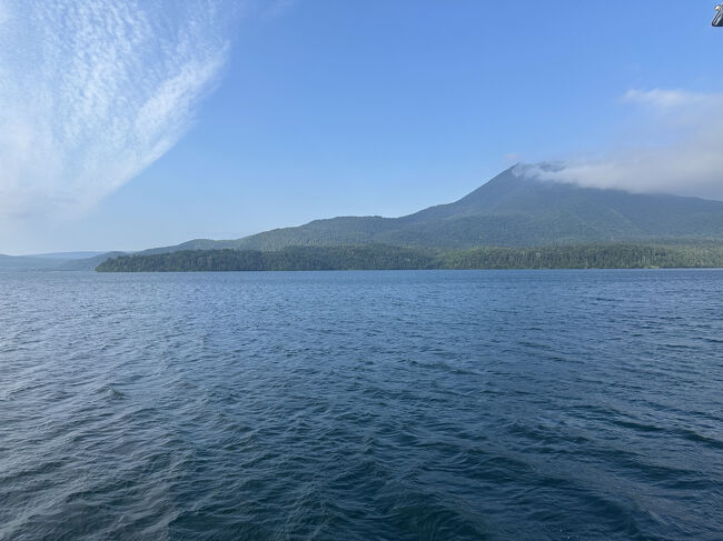 広々とした湖面を行く