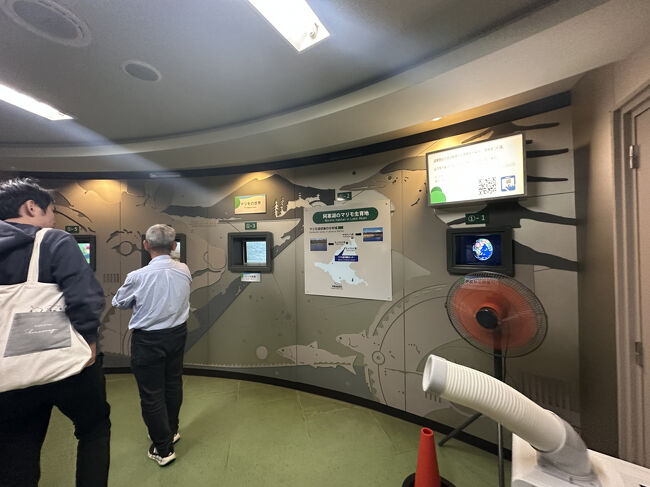 ここも時期によっては暑いのか、空調設備が。