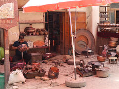 銅などの金属鍋類の加工なのか修理なのか、実際に職人風の方が仕事をしています。