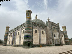 この建物の中にはいくつもの棺が安置されています。
位の高さや棺の大小など関係なさそうに、無造作的に並べられています。
特に説明もなく不思議な空間です。