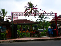 11：55、トゥガララン・ライステラスに到着。
ホテルから約25分で料金はIDR38,100（381円）。

写真は、レストラン「サイ・マイ・ワルン」です。

たまたまGrabBikがここに止ったので、このレストランからライステラスに入場しましたが、後で分かったことですが、周辺には他にカフェやレストランがたくさんあり、そこからもそれぞれ入場できます。