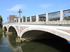 【浅野川大橋】
1922年(大正11年)竣工、RC充腹アーチ橋

【登録有形文化財】