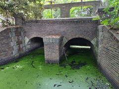公園の一番奥に、甚左衛門堰（草加市神明）があります。
綾瀬川と伝右川の間に設けられて、昔はこれで治水や農業用水の調整をしていました。