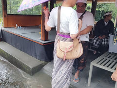 ワヤンさんについて駐車場まで行き、車に乗り込みます。
次に向かったのは、バトゥカウ寺院（入寺料50000）。
バトゥカウ寺院はバリ島の中でも3本の指に入る、格式高いお寺だそうです。
サロンを巻いてから入ります。