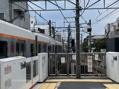 東急大井町線の九品仏駅に到着。

1車両目はホームに入り切れず、乗り降りできませんでした。