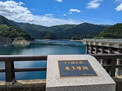 奥多摩湖
多摩川の上流部に設えられた人造湖で、正式名称は「小河内貯水池」というらしい
東京都水道局が、都民のための水源として多摩川を堰き止めて作ったダムは、1957年(昭和32年)に完成