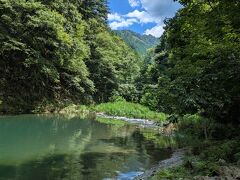 河原は石がゴツゴツしやや歩きにくいが、それを補って余りある風景の美しさにうっとり！！(笑)