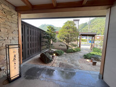 ホテルに到着！！
小さな子どもがいる家族連れ、年配の方など幅広く宿泊していて賑やかな雰囲気。
ウェルカムドリンクをしっかりいただき観光に向けて出発の準備をします。