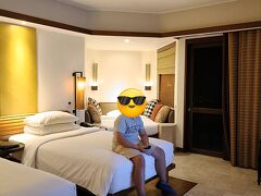 ホテルチェックイン手続き後、21:00前にお部屋に。子供の背後に写っているのは、ソファをベッドに仕立ててくれたスペースで、子供は凄く気に入っていました。両サイドが壁になるのでベッドから落ちる心配もなく親も安心です！

この日はウェルカムフルーツを頂いて10時過ぎには就寝。お休みなさい～Zzz