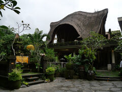 屋根が特徴的なデザインの建物がレセプション棟です。