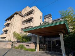 石和温泉　古柏園

この画像は翌朝撮影したもの
クチコミ通り、ヤバイくらい古ぼけた外観
いかにもザ・昭和な温泉旅館で、駐車場には年配の男性スタッフが誘導で立っていて、案内に従って車を停め・・・
案内に従って館内へ