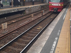 　そして東岡崎９時52分発快速特急新鵜沼(しんうぬま)行きで名鉄名古屋まで向かいます。
　快速特急ですが、ミュースカイについで２番目に上位となる列車種別です。
　ちなみにこの列車、豊橋～新鵜沼間で運転しているのですが、途中、東岡崎・知立・神宮前・金山・名鉄名古屋・岩倉・江南(こうなん)・柏森・犬山・犬山遊園のみに停車します。
　こちらもこの日は８両編成での運転でした。
　そのうち１・２号車は座席指定制の特別車、３～８号車はいわゆる自由席である一般車でした。
　また先程紹介した特急同様、一般車の場合、特急料金等はなく、乗車券のみで利用可能です。また特別車を利用する場合、乗車券の他に450円する通称「ミューチケット」と称する特別車両券が必要です。