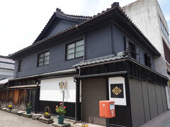 北国街道の一部は「歴史の道」と名付けられ、目を引く建物が点在しています。こちらは「あめや呉服店」です