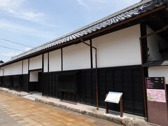 鯖江藩の家老を勤めた植田家の長屋門は、鯖江市指定の有形文化財です