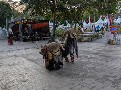 夕食はバリコレクション
ブルーバードタクシーを利用しました。
専用アプリをインストールすれば配車が出来ます。
奇麗な車内で後部座席にもエアコンコントロールできるし事前に固定料金も選択できるのでうれしいです