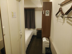 そして無事に本日の宿、「ワイズホテル新大阪 」へ到着。
地下鉄「西中島南方」から徒歩5分です。
先ずは、会場内での夕食が仮であったので、夜食を取る為に外出しました。
駅近くの「なか卯」がまだ開いていたので、おじさんである私はチェーン店の注文に戸惑いながらも親子丼をいただきました。
その後はとにかく疲れたので、明日への期待をしつつ、早々に就寝しました。
満足、満足。
---明日へつづく---