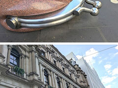 【パブリックアート】
The Public Purse　大きな財布がアートになって道路の上に。
GPOのH&M 前の前。バーク ストリートとエリザベス ストリートの角です。。