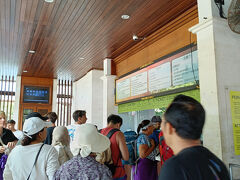 さて、プールでひと遊びした後は、ウルワツ寺院へケチャダンスを見に行きました。
最初にkkdayで予約したのですが、ヌサドゥアだと14:00ピックアッといわれたのでklookで予約しました。
渋滞にも遭わず、コーヒー農園への寄り道も辞退し！？16時には到着です。
なおドライバー兼ガイドのAbuさんとは当日はWhatappで連絡をとりました。WiFiがない場所でも楽天モバイルであれば海外でも2Gが無料で利用出来るので凄く便利でした。
楽天モバイル→https://r10.to/hN5LYB?openExternalBrowser=1
