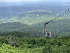八甲田ロープウェイへ　
山麓駅から山田田茂范岳山頂2,359mまでを10分で結びます。
大人往復2200円
一度ロープウェイに乗って八甲田の景色を見てみたいと楽しみに来ました。
ツアーで探しましたが、八甲田ロープウエイに乗るコースは紅葉の時期のみの設定のようです。
