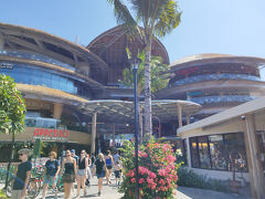 レンタサイクル1日1台40000RPをVillaで4日間レンタルし、icon baliへ。