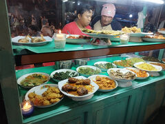 夜はパサールシンドゥ
駐輪代は2000Rp
定食屋さん健在！
ライスに、おかずは指差しで注文。
