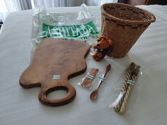 ASHITABAでゴミ箱用籠とチーク材のカッティングボードなど購入
小さい店舗ですが、まだあって良かった。