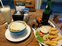 夜は手持ち現金が少なくなってきたので、カード払いできるナクサで。
2年前に来たよ　とオーナーに言うと喜んでくれ、一緒に写真撮りました。
ミークワ、フィッシュフライ、ビーフステーキ、バナナジュース、ビンタン