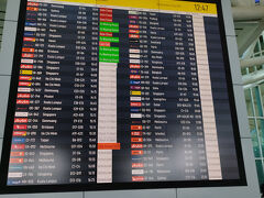 帰りも3日前にKlookで手配したタクシーで、かなり早めに空港入り。
Klookアプリで予約し、日本円カード決済　約1300円（ドライバーへの支払い無で現金を残しておく必要がありません）、オペレータやドライバーとWhatsAppでやりとりできて安心です。
連絡をもらっていたドライバーと違う人が迎えに来ました。どうもアサインされた人にアクティビティドライバーの仕事が入って、そっちを優先して、友達に空港送迎を任せたようです。Klookからドライバー変更の連絡はありませんでした(笑)
帰りも優しいドライバーさんでした。渋滞なく、30分ほどで空港到着。ありがとう。

バリの空港で、マレーシア航空のカウンターはまだオープンしてません。