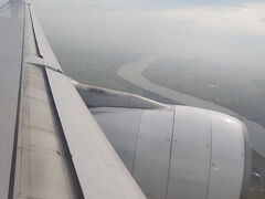 利根川が見えちゃいました。
とうとう旅の終わり。7：36に着陸。72番ゲートに駐機。
パスポートに帰国印を押してもらって入国、荷物を受け取り、税関もQRコード見せてすぐ通過（手書き不要）。
電車の時間を調べたり一息つこうと、帰りもVISAラウンジによってドリンク飲んで帰宅しました。
やっぱり日本の空気を吸うと落ち着くわ～～～

今年も楽しい夏休みを無事過ごすことができました。感謝。
また元気に　どこか旅に出よう！
いくつになっても　常に刺激と希望が必要です。