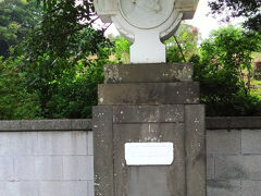 崎方公園には、ザビエルが平戸を3回訪れたことを思い出させる記念碑も。来訪400年を記念して、1949年に設置。
