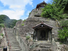 【観世音寺】
　バス停「大森代官所跡」近くにある食事処「おおもり」がお休みだった
　ため、出雲そばが食べられず残念！
　しかたなく、近くのレンタサイクル店で電動自転車を借り、町並み散策
　に出発。いも代官ミュージアムや熊谷家住宅はパスして観世音寺へ。

　レンタサイクル河村　電動自転車２時間1,000円（延長あり）