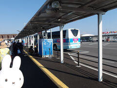 関西万博西ゲート夢洲第１交通ターミナル16:40発の大阪伊丹空港行きのバスに乗ります(^_-)-☆。

バス車内で私の席の前お客から「まぶしいので閉めて下さい(・_・)」と言われたのですが、「私、障害者で…。カーテン閉めていると窓の景色が見えなくてバス酔いしてしまうんです。ダメでしょうか(;´Д｀)」と私。
「あっ…いいです(◎_◎;)」と私の席の前お客。

理解して下さった～(>人<;)。